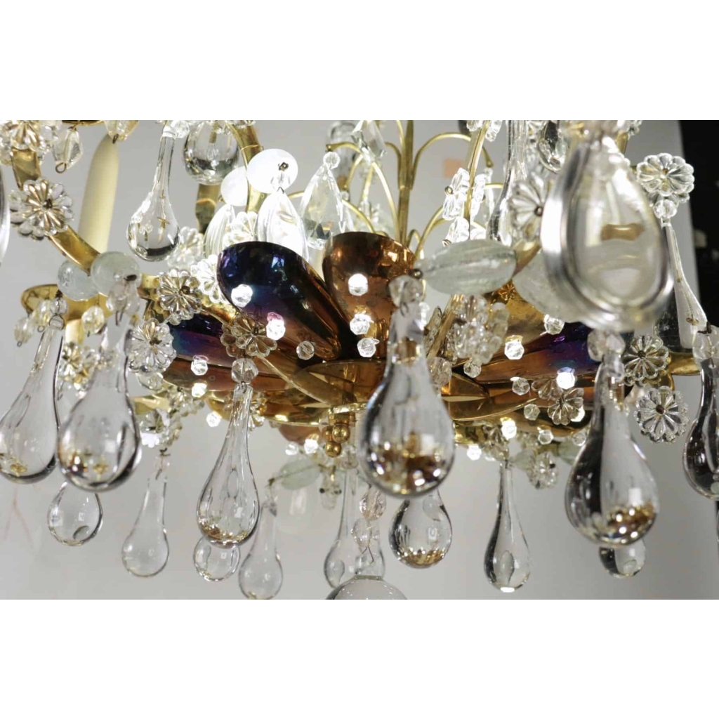 Lustre de style Louis XV en pampilles du XIXème siècle, très beau travail avec une lumière indirecte, 12 lumières. | Biron Lustre de style Louis XV en pampilles du XIXème siècle, très beau travail avec une lumière indirecte, 12 lumières.