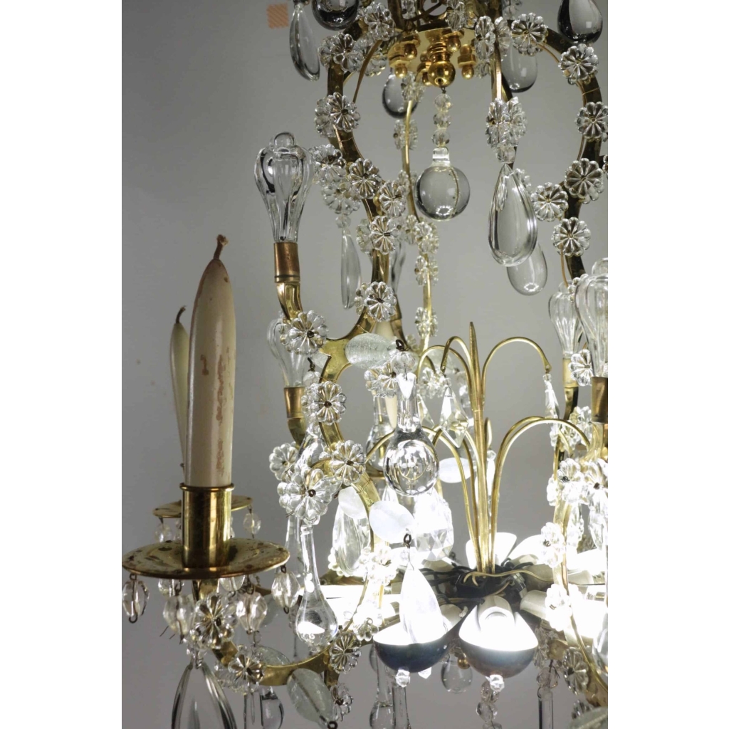 Lustre de style Louis XV en pampilles du XIXème siècle, très beau travail avec une lumière indirecte, 12 lumières. | Biron Lustre de style Louis XV en pampilles du XIXème siècle, très beau travail avec une lumière indirecte, 12 lumières.