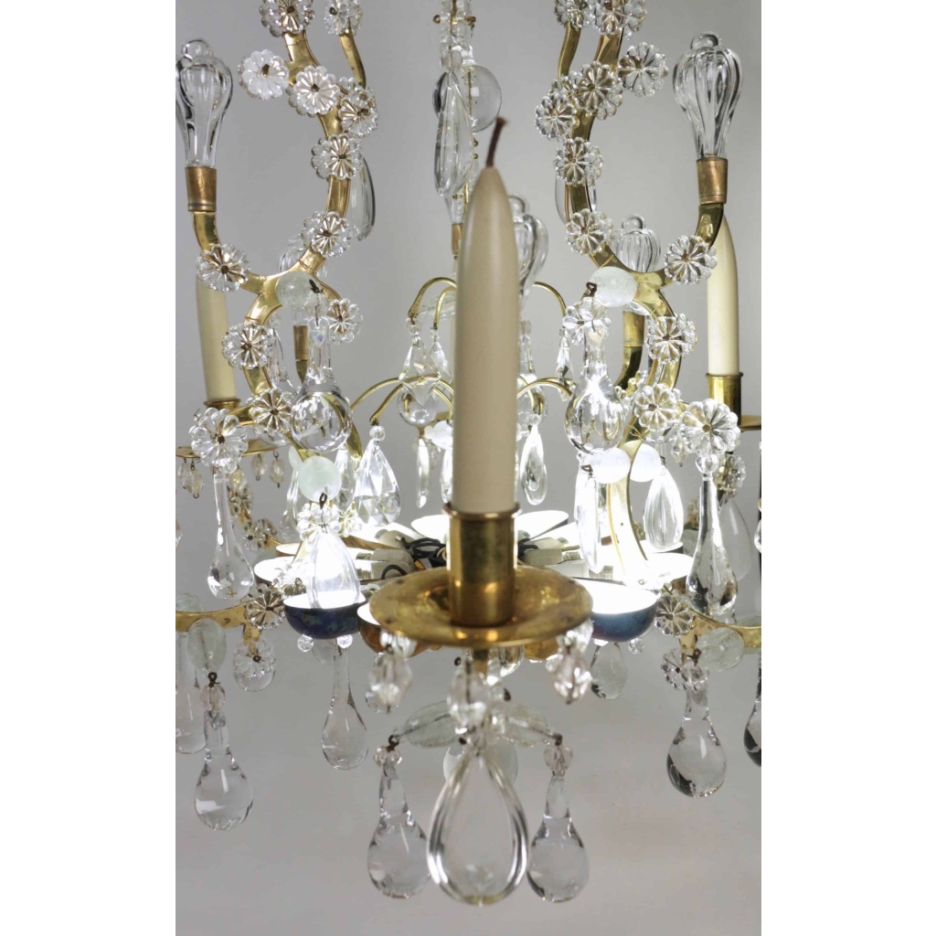 Lustre de style Louis XV en pampilles du XIXème siècle, très beau travail avec une lumière indirecte, 12 lumières. | Biron Lustre de style Louis XV en pampilles du XIXème siècle, très beau travail avec une lumière indirecte, 12 lumières.