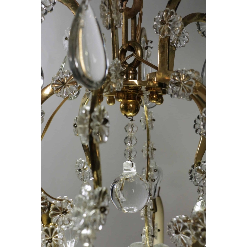 Lustre de style Louis XV en pampilles du XIXème siècle, très beau travail avec une lumière indirecte, 12 lumières. | Biron Lustre de style Louis XV en pampilles du XIXème siècle, très beau travail avec une lumière indirecte, 12 lumières.