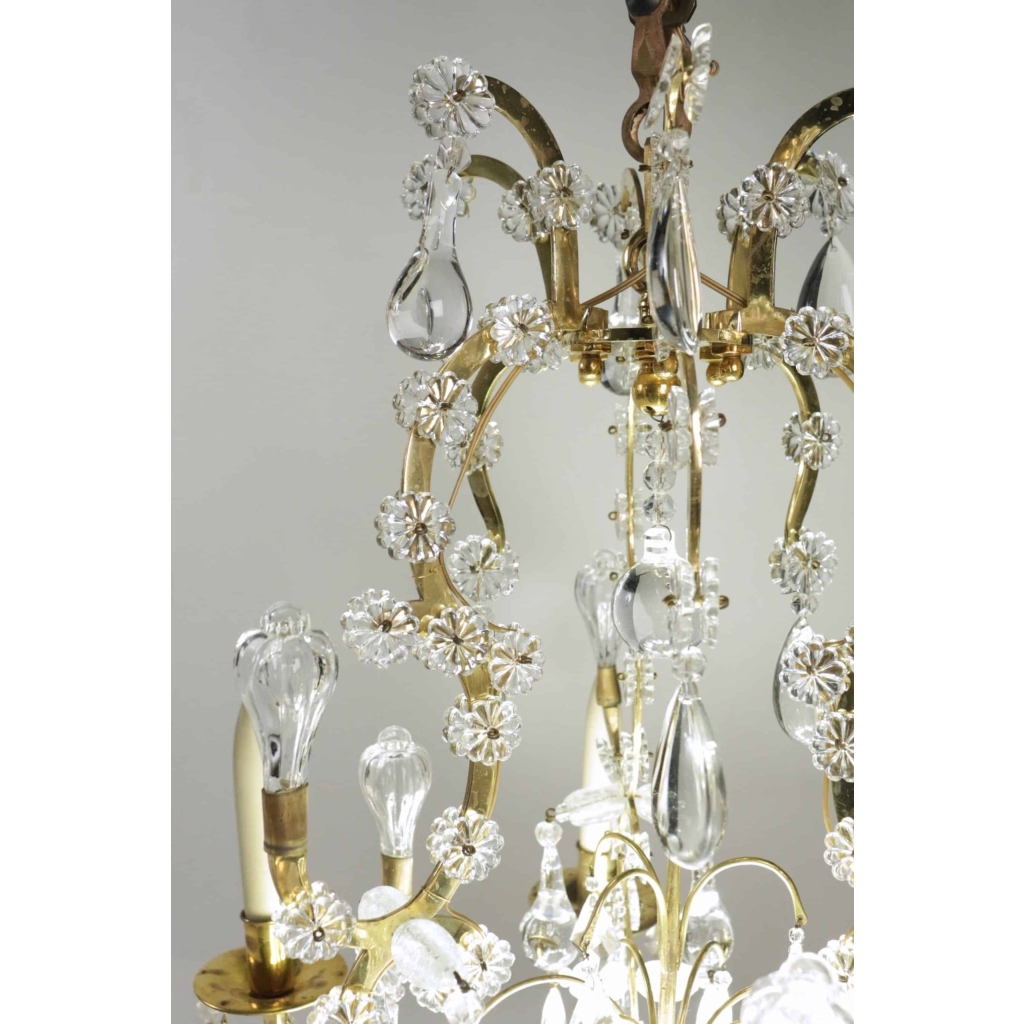 Lustre de style Louis XV en pampilles du XIXème siècle, très beau travail avec une lumière indirecte, 12 lumières. | Biron Lustre de style Louis XV en pampilles du XIXème siècle, très beau travail avec une lumière indirecte, 12 lumières.