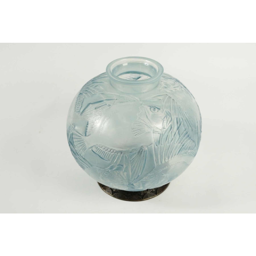 René Lalique (1860-1945) Opalescent Vase « Poissons » | Biron René Lalique (1860-1945) Opalescent Vase "Poissons"