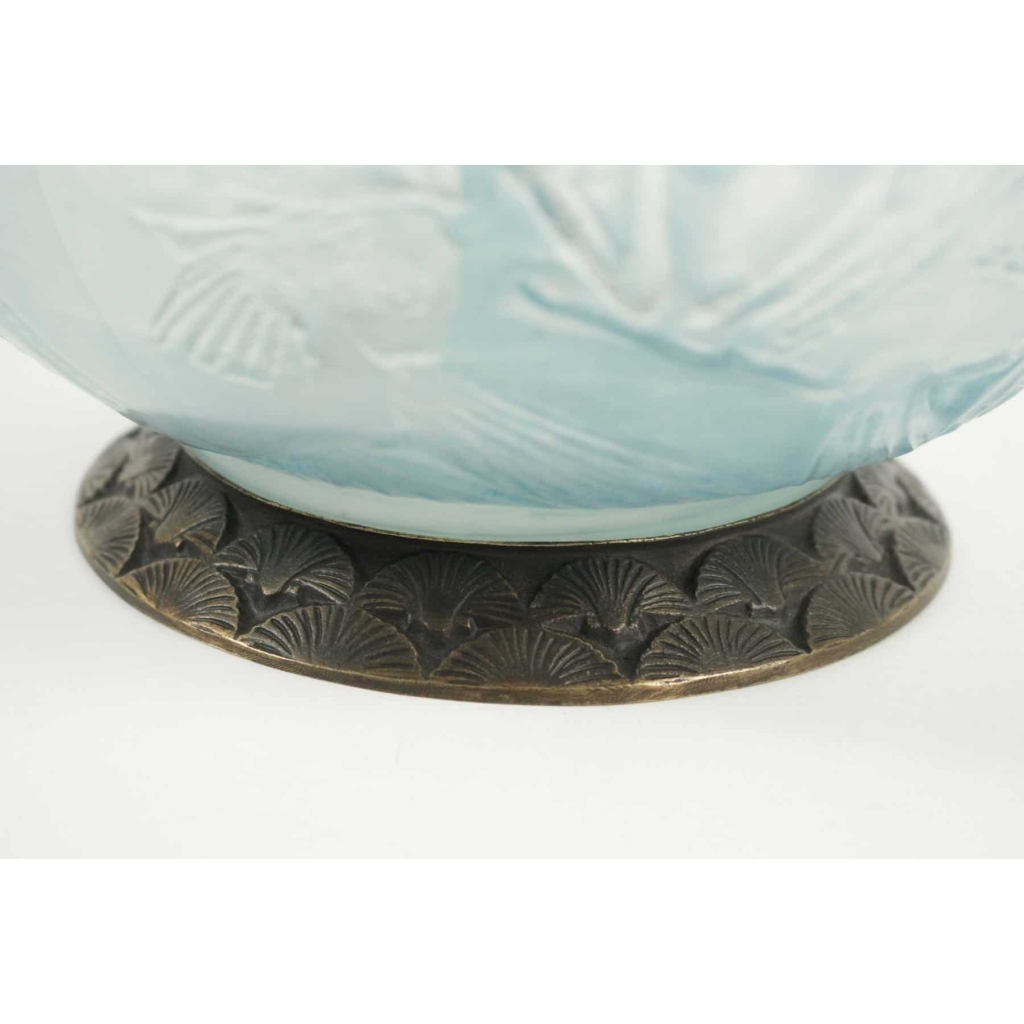 René Lalique (1860-1945) Opalescent Vase « Poissons » | Biron René Lalique (1860-1945) Opalescent Vase "Poissons"