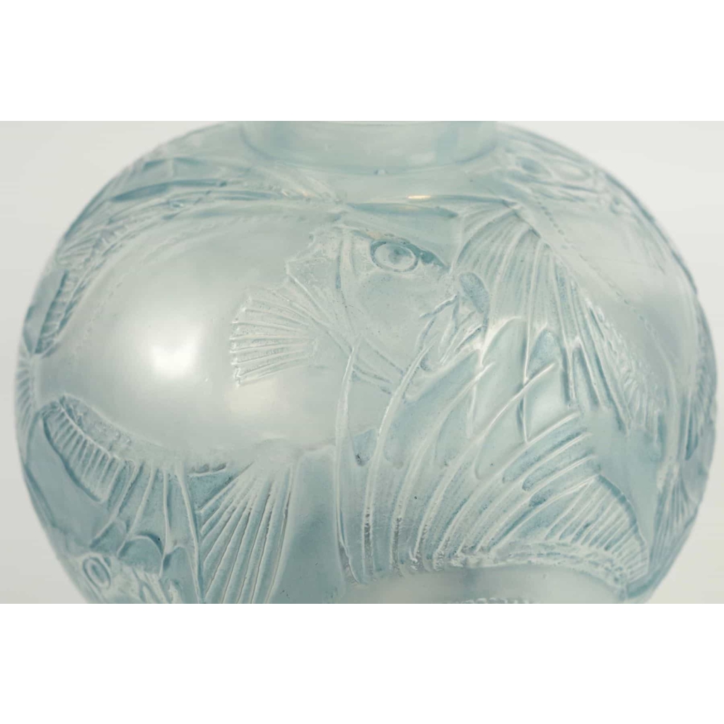 René Lalique (1860-1945) Opalescent Vase « Poissons » | Biron René Lalique (1860-1945) Opalescent Vase "Poissons"