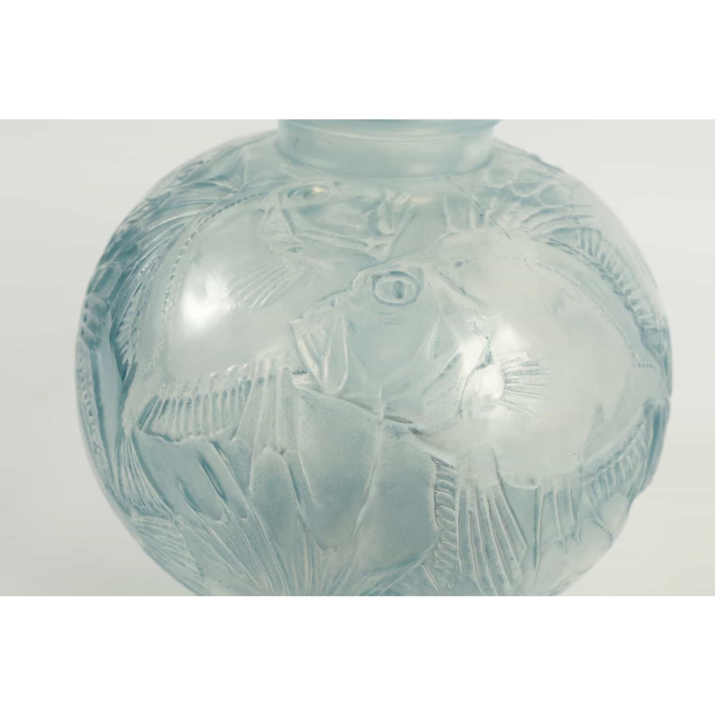 René Lalique (1860-1945) Opalescent Vase « Poissons » | Biron René Lalique (1860-1945) Opalescent Vase "Poissons"