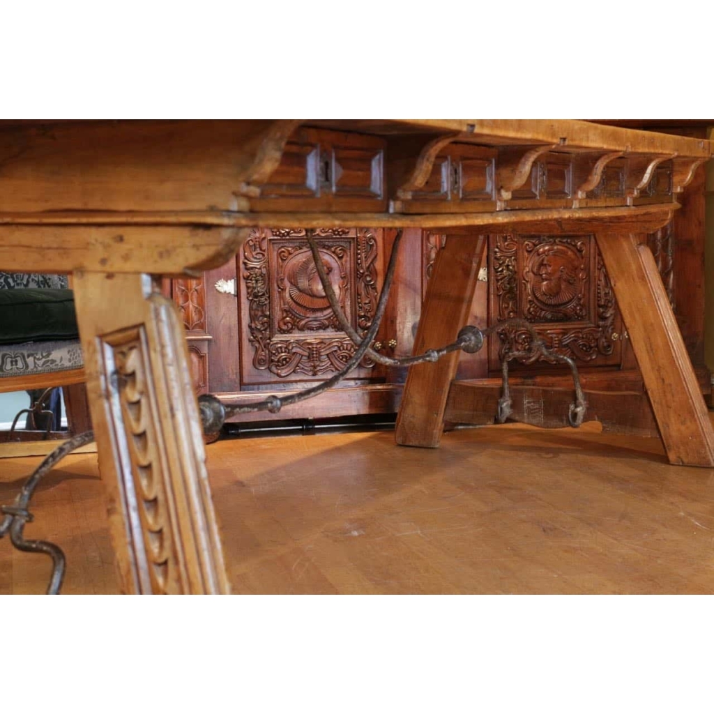 Grande table espagnole en noyer fin XVII ème siècle