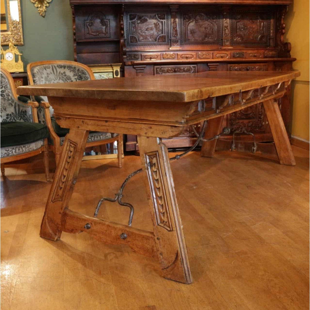 Grande table espagnole en noyer fin XVII ème siècle