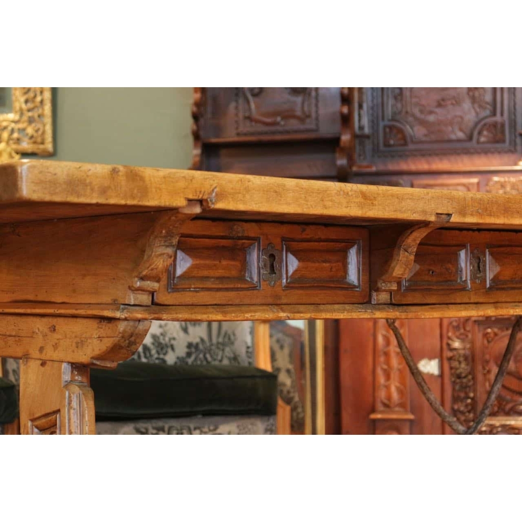 Grande table espagnole en noyer fin XVII ème siècle