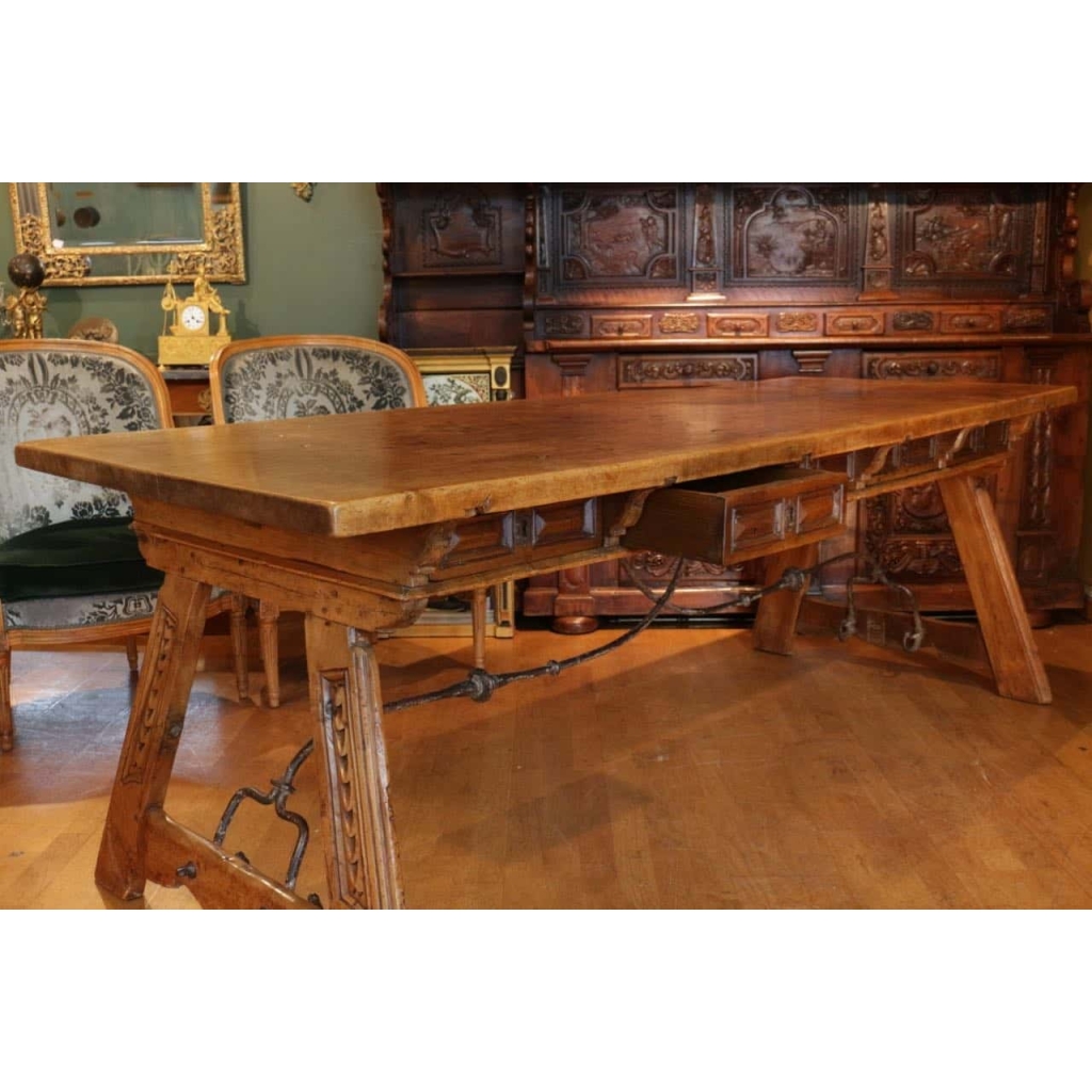 Grande table espagnole en noyer fin XVII ème siècle