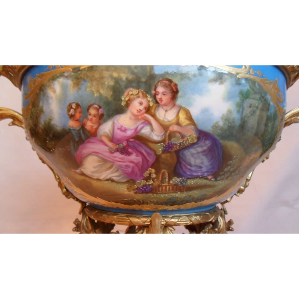 Coupe en porcelaine sur monture de bronze. Réf: 256. | Biron Coupe en porcelaine sur monture de bronze. Réf: 256.