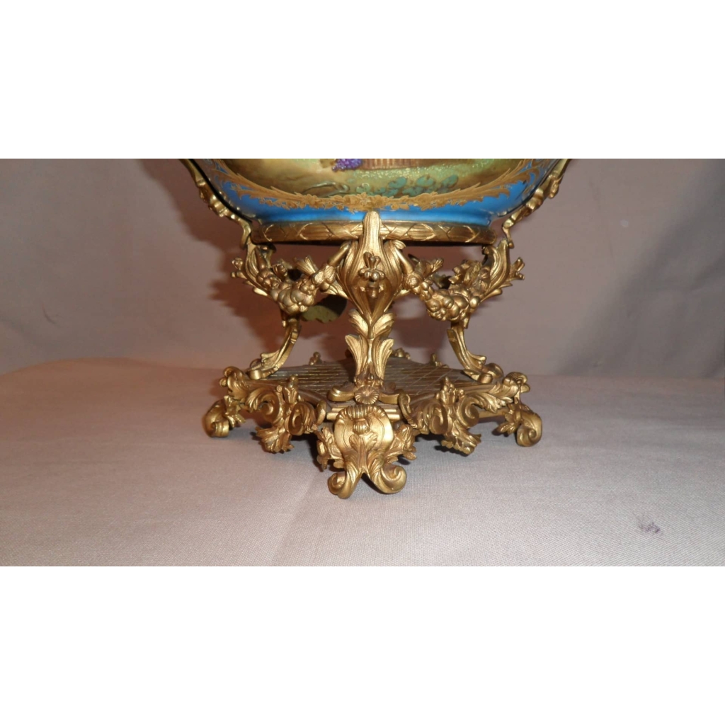 Coupe en porcelaine sur monture de bronze. Réf: 256. | Biron Coupe en porcelaine sur monture de bronze. Réf: 256.