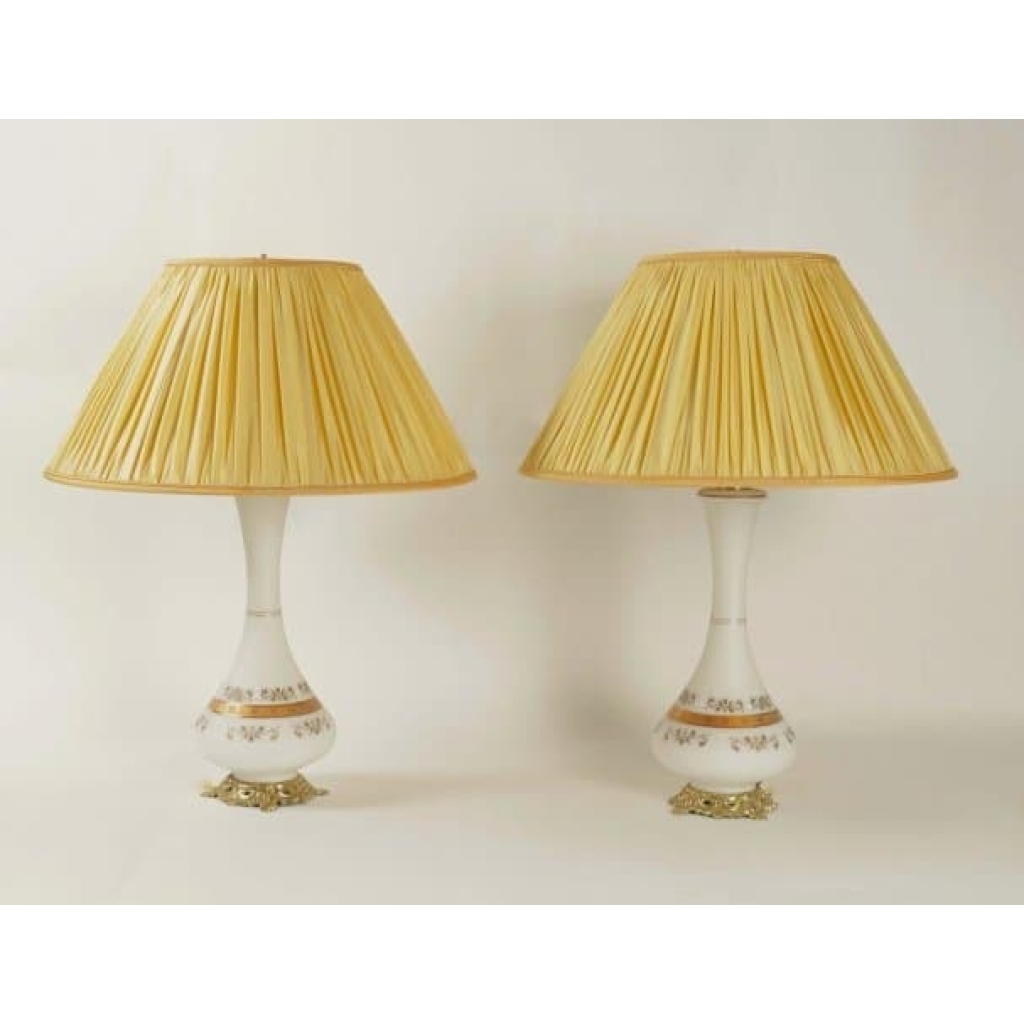 PAIRE DE LAMPES EN OPALINE ET MONTURE EN BRONZE DORE DE LA FIN DU 19E SIÈCLE | Biron ||||