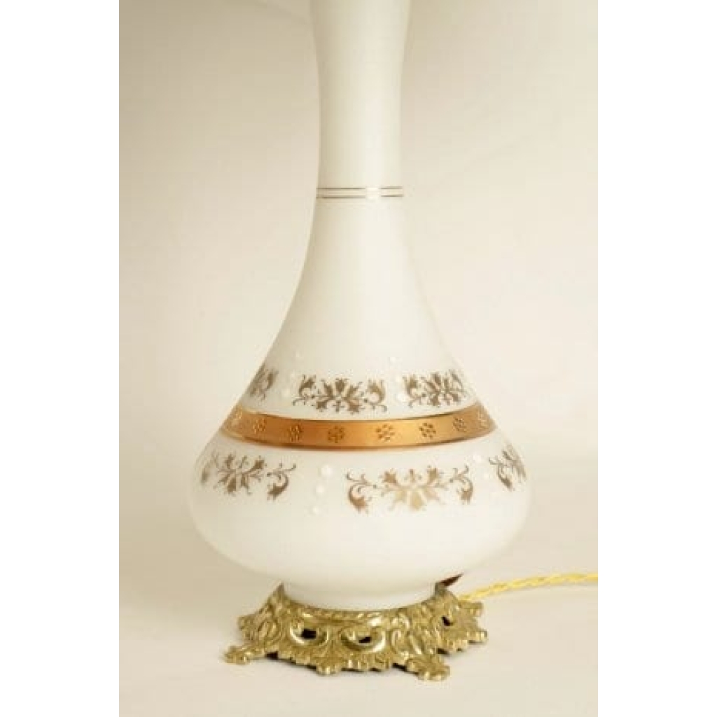 PAIRE DE LAMPES EN OPALINE ET MONTURE EN BRONZE DORE DE LA FIN DU 19E SIÈCLE | Biron PAIRE DE LAMPES EN OPALINE ET MONTURE EN BRONZE DORE DE LA FIN DU 19E SIÈCLE
