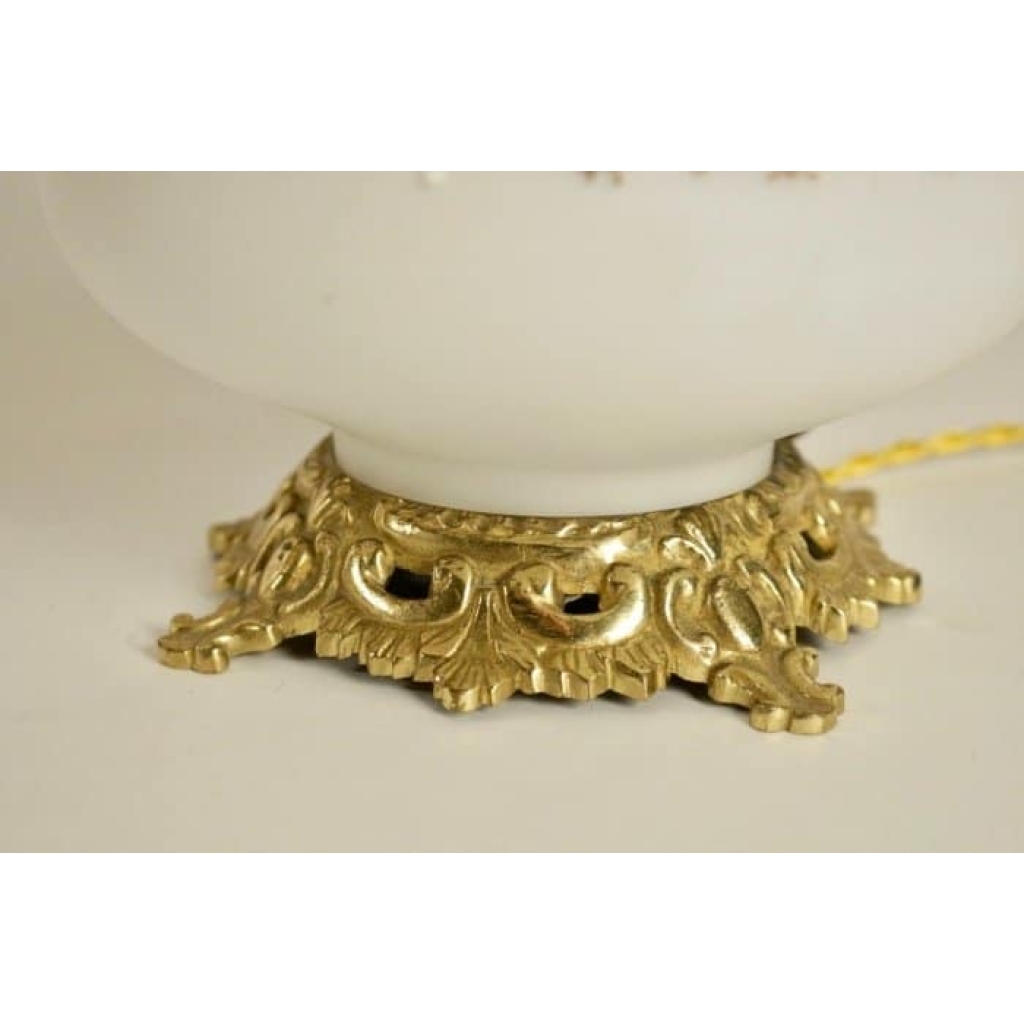PAIRE DE LAMPES EN OPALINE ET MONTURE EN BRONZE DORE DE LA FIN DU 19E SIÈCLE | Biron PAIRE DE LAMPES EN OPALINE ET MONTURE EN BRONZE DORE DE LA FIN DU 19E SIÈCLE