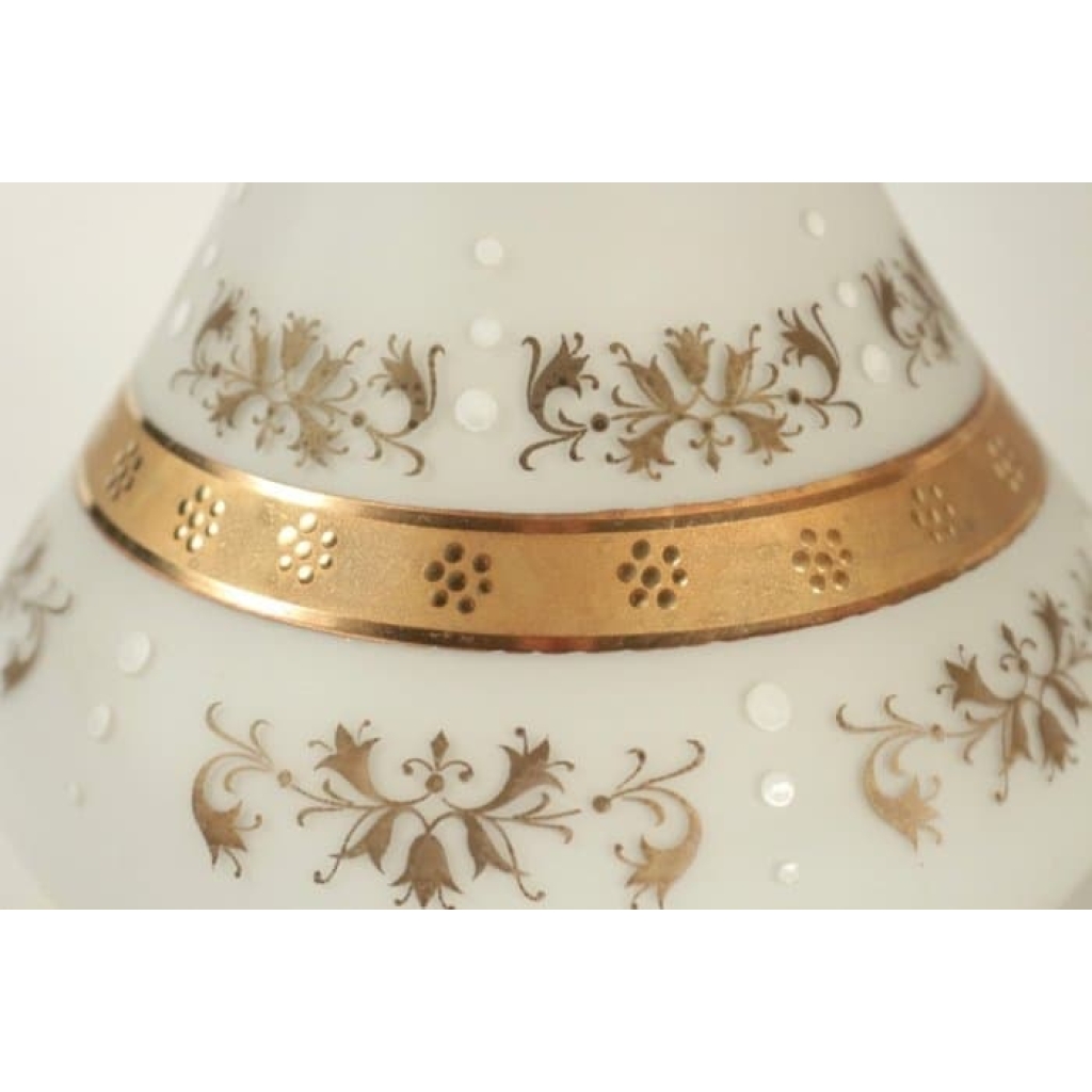 PAIRE DE LAMPES EN OPALINE ET MONTURE EN BRONZE DORE DE LA FIN DU 19E SIÈCLE | Biron PAIRE DE LAMPES EN OPALINE ET MONTURE EN BRONZE DORE DE LA FIN DU 19E SIÈCLE