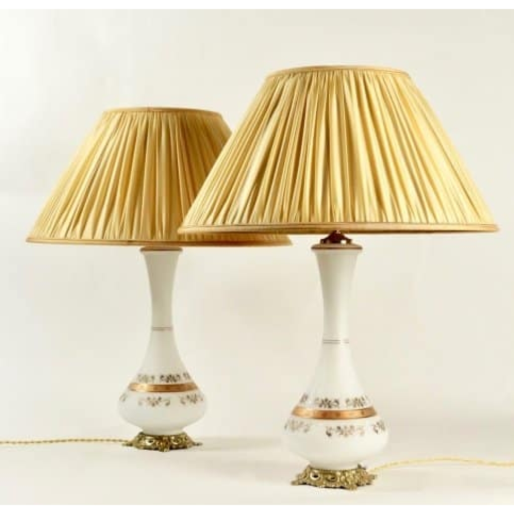 PAIRE DE LAMPES EN OPALINE ET MONTURE EN BRONZE DORE DE LA FIN DU 19E SIÈCLE | Biron PAIRE DE LAMPES EN OPALINE ET MONTURE EN BRONZE DORE DE LA FIN DU 19E SIÈCLE