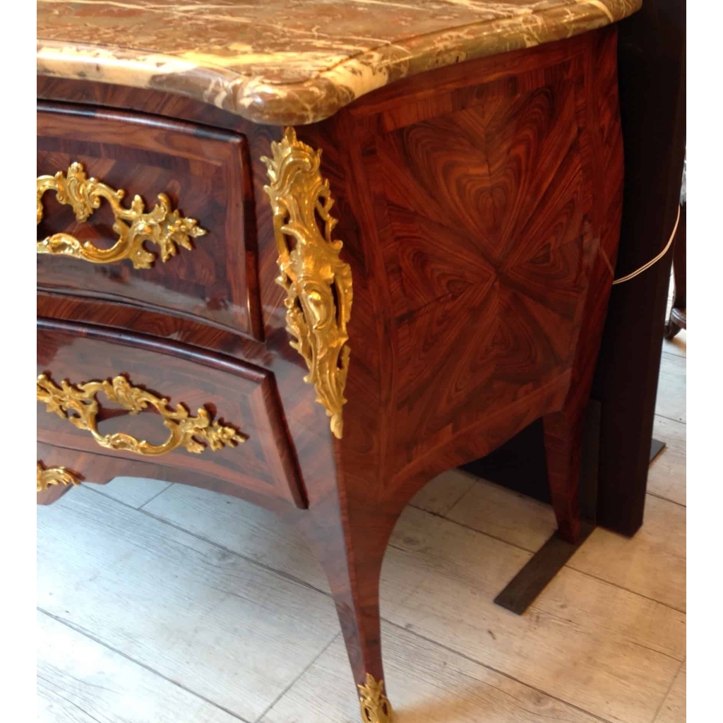 Commode galbée Louis XV, bronze au C couronné