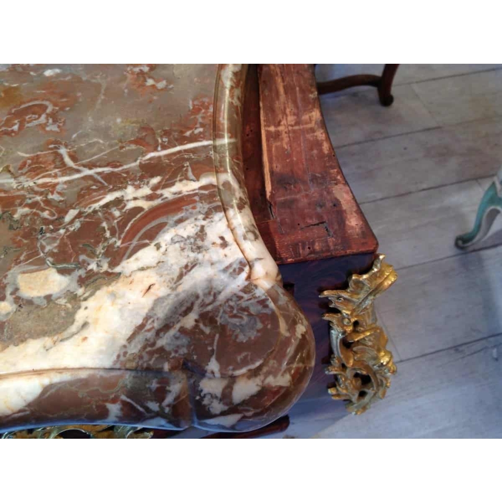 Commode galbée Louis XV, bronze au C couronné