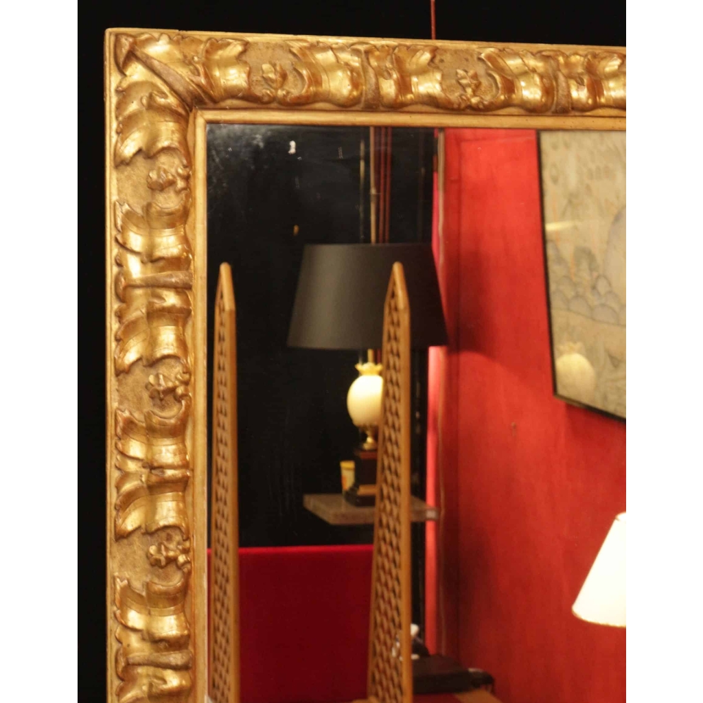 Miroir en bois et stuc doré du XIXème siècle d’époque Napoléon III. | Biron Miroir en bois et stuc doré du XIXème siècle d'époque Napoléon III.
