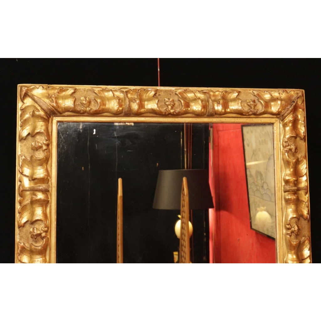 Miroir en bois et stuc doré du XIXème siècle d’époque Napoléon III. | Biron Miroir en bois et stuc doré du XIXème siècle d'époque Napoléon III.