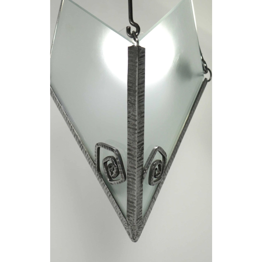 Très jolie petit lustre Art Déco, circa 1930, en acier et verre, 1 lumière. | Biron Très jolie petit lustre Art Déco, circa 1930, en acier et verre, 1 lumière.