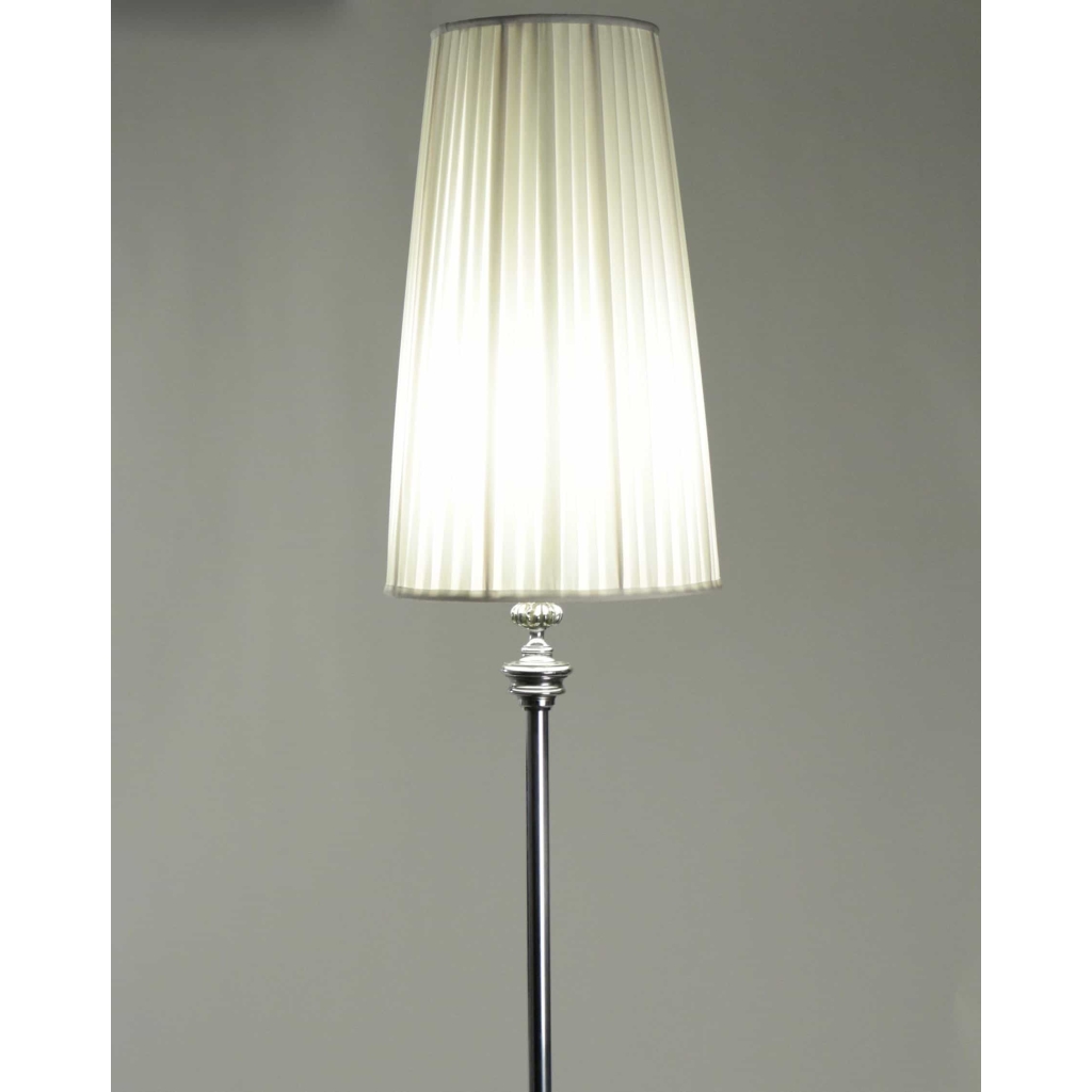 Lampadaire en métal chromé du début du XXème siècle de style Louis XVI. | Biron Lampadaire en métal chromé du début du XXème siècle de style Louis XVI.