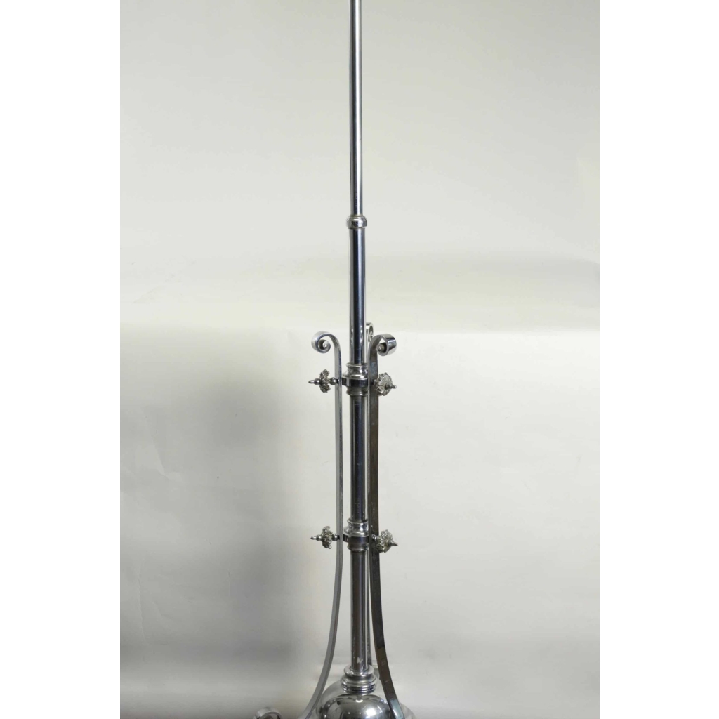 Lampadaire en métal chromé du début du XXème siècle de style Louis XVI. | Biron Lampadaire en métal chromé du début du XXème siècle de style Louis XVI.