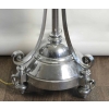 Lampadaire en métal chromé du début du XXème siècle de style Louis XVI. | Biron Lampadaire en métal chromé du début du XXème siècle de style Louis XVI.