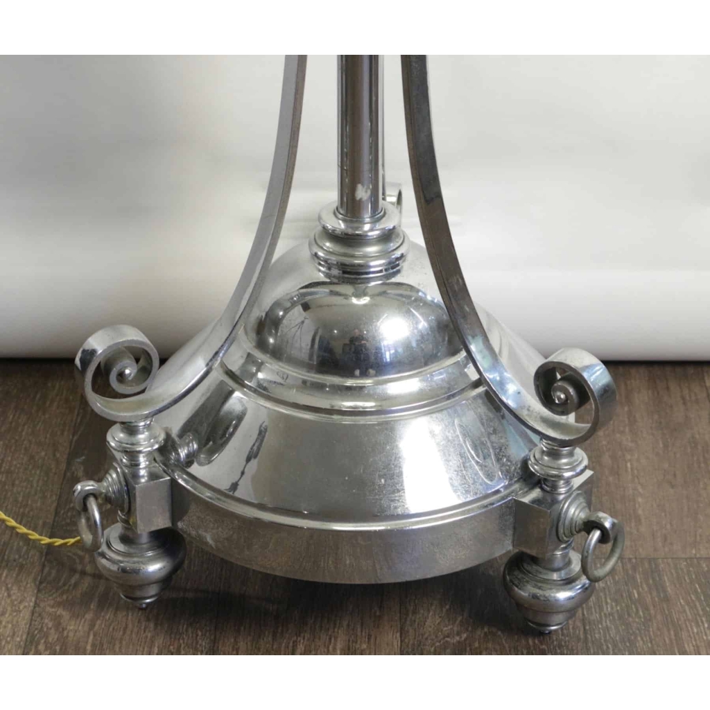 Lampadaire en métal chromé du début du XXème siècle de style Louis XVI. | Biron Lampadaire en métal chromé du début du XXème siècle de style Louis XVI.