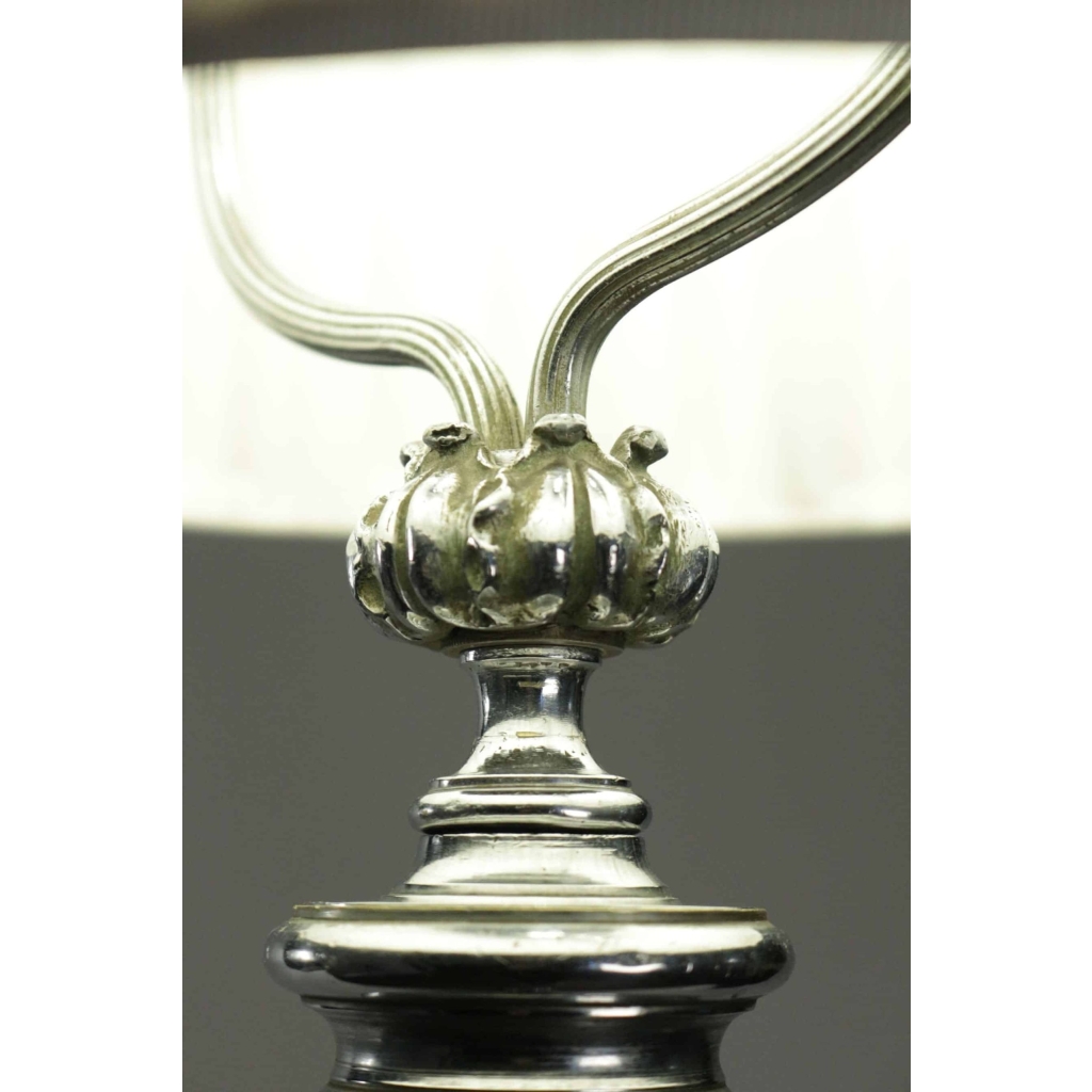 Lampadaire en métal chromé du début du XXème siècle de style Louis XVI. | Biron Lampadaire en métal chromé du début du XXème siècle de style Louis XVI.