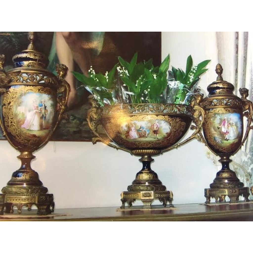 Garniture en porcelaine gros bleu, signée de Poitevin. Réf: 296 | Biron ||||||