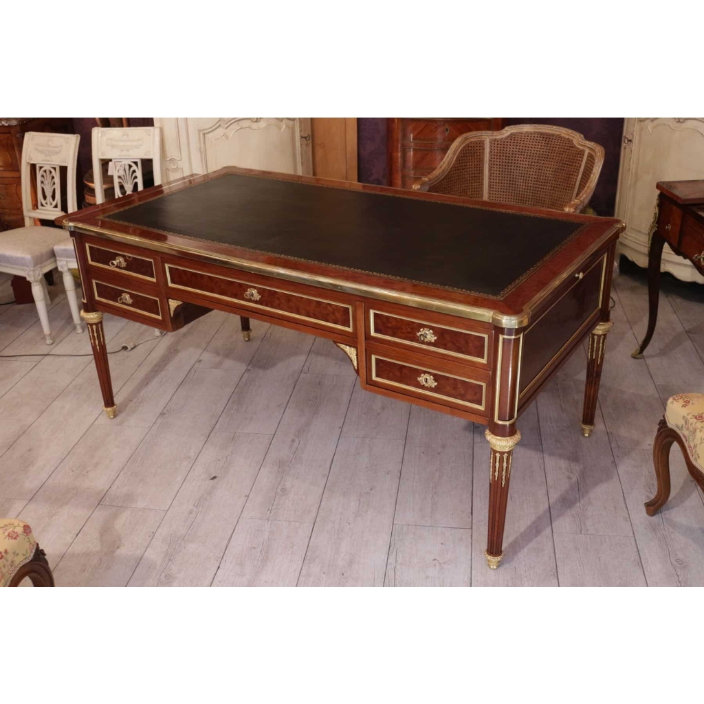 Bureau plat de style Louis XVI de la maison KRIEGER