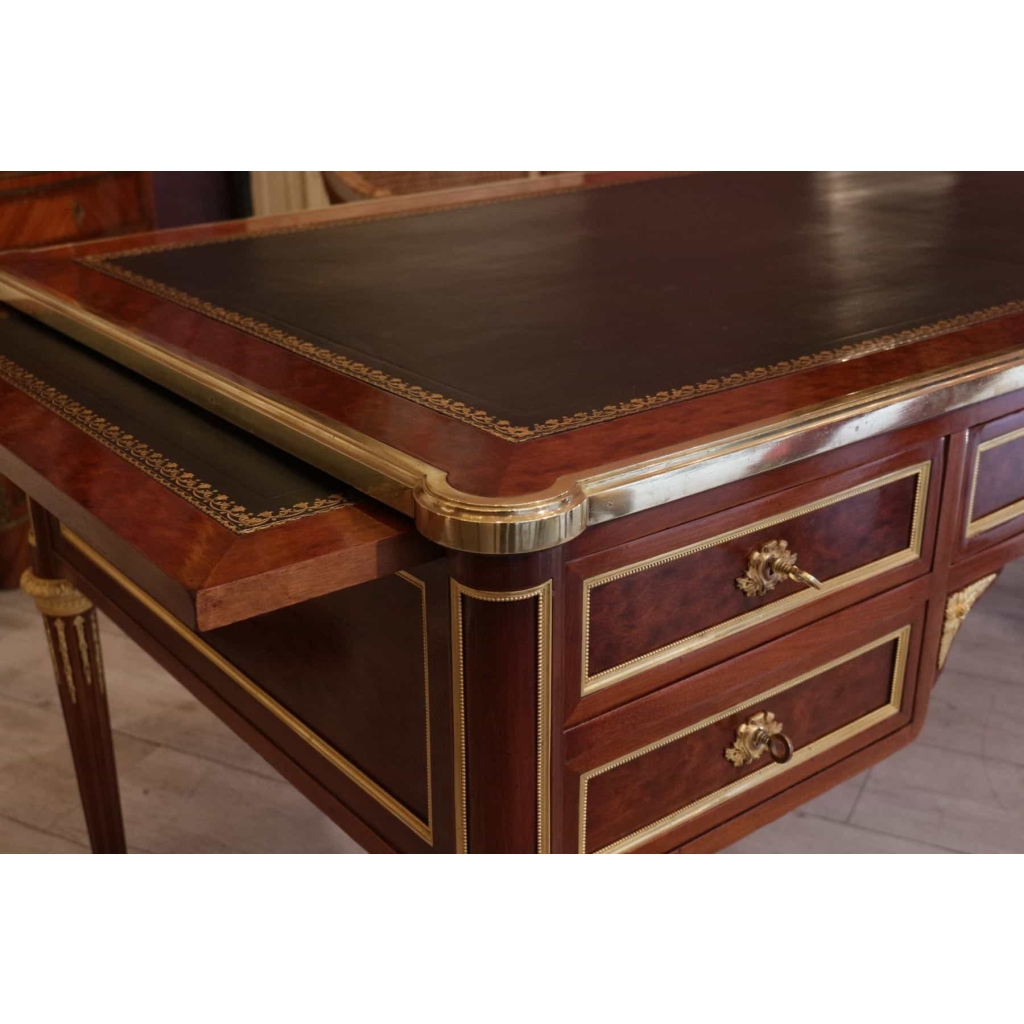 Bureau plat de style Louis XVI de la maison KRIEGER