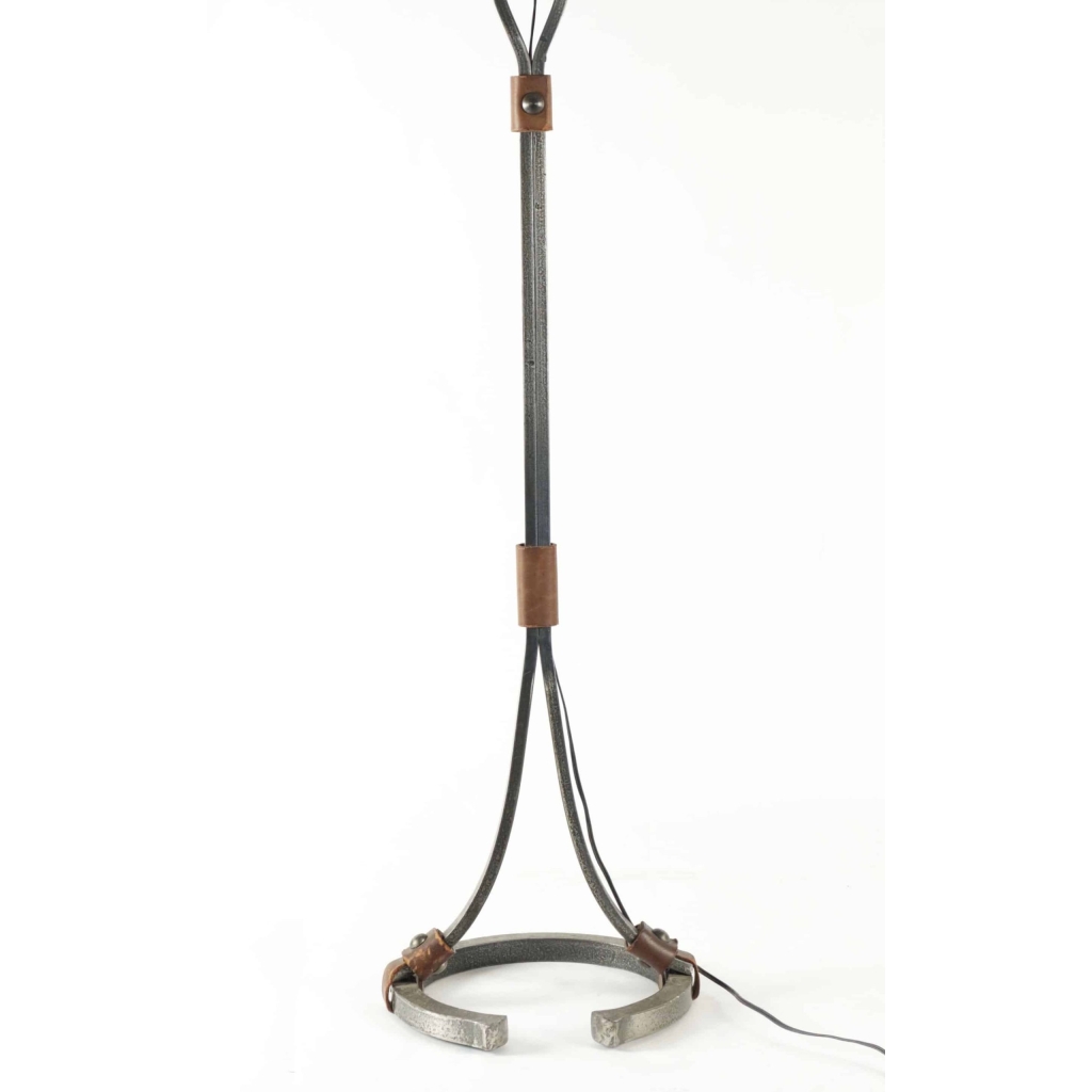 Lampadaire des années 1960 en fer forgé et cuir, la bas formant un fer à cheval. | Biron Lampadaire des années 1960 en fer forgé et cuir, la bas formant un fer à cheval.