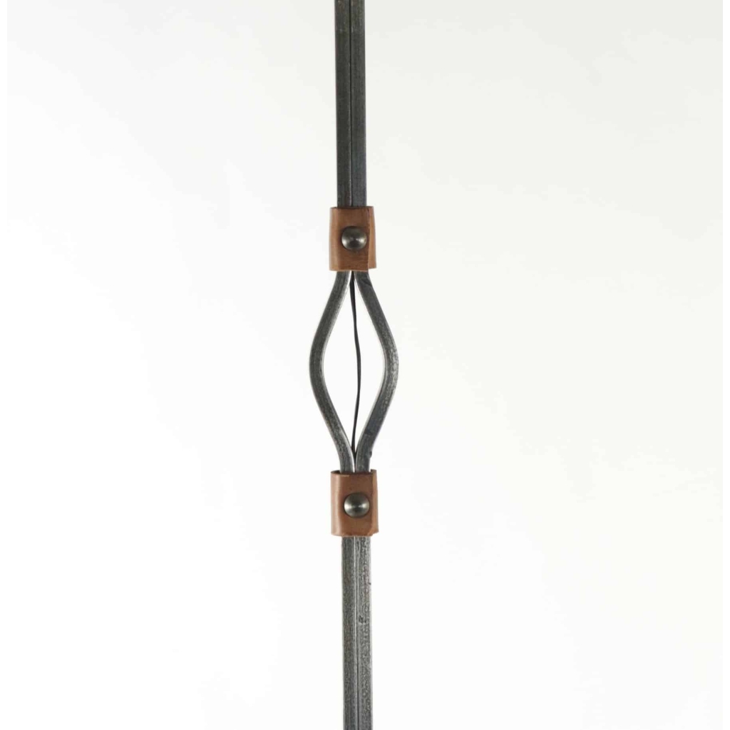 Lampadaire des années 1960 en fer forgé et cuir, la bas formant un fer à cheval. | Biron Lampadaire des années 1960 en fer forgé et cuir, la bas formant un fer à cheval.