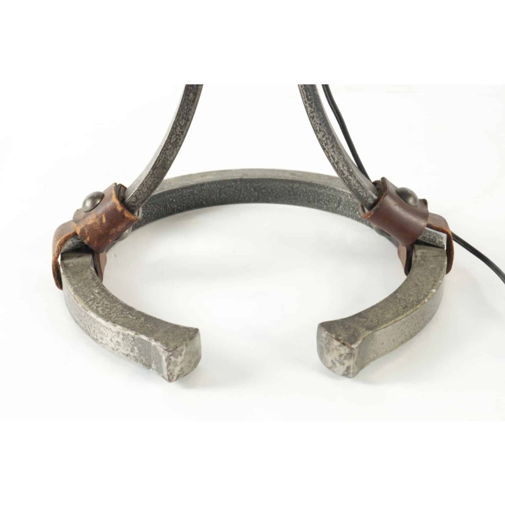 Lampadaire des années 1960 en fer forgé et cuir, la bas formant un fer à cheval. | Biron Lampadaire des années 1960 en fer forgé et cuir, la bas formant un fer à cheval.