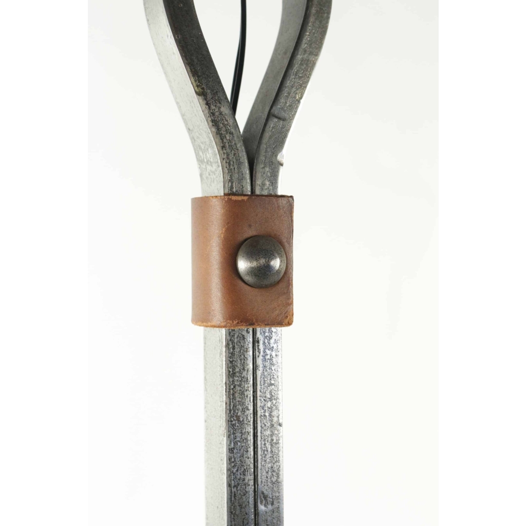 Lampadaire des années 1960 en fer forgé et cuir, la bas formant un fer à cheval. | Biron Lampadaire des années 1960 en fer forgé et cuir, la bas formant un fer à cheval.