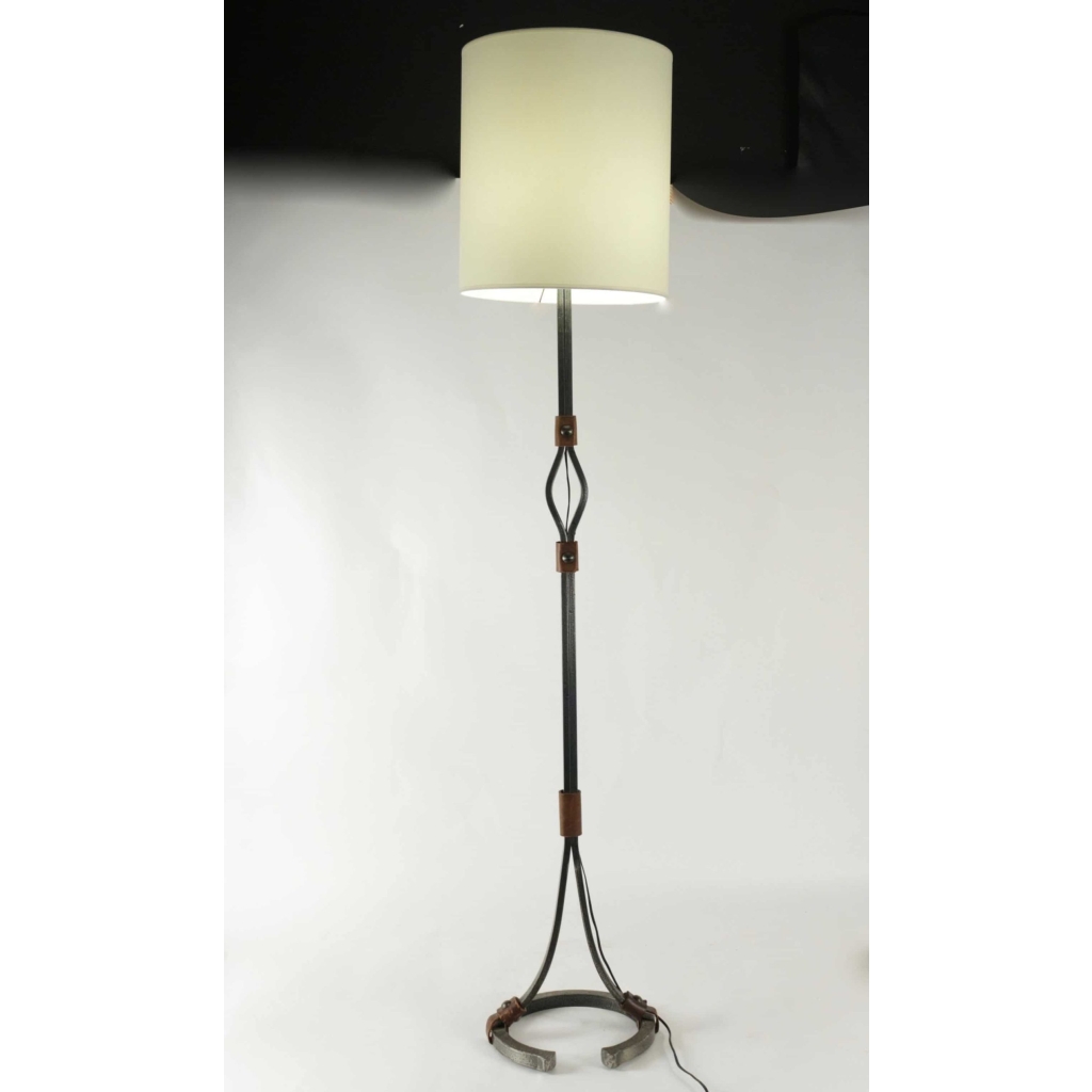 Lampadaire des années 1960 en fer forgé et cuir, la bas formant un fer à cheval. | Biron Lampadaire des années 1960 en fer forgé et cuir, la bas formant un fer à cheval.