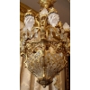 Lustre en bronze doré, cristaux surmonté de 12 flammes de verre. Réf: 328 | Biron Lustre en bronze doré, cristaux surmonté de 12 flammes de verre. Réf: 328