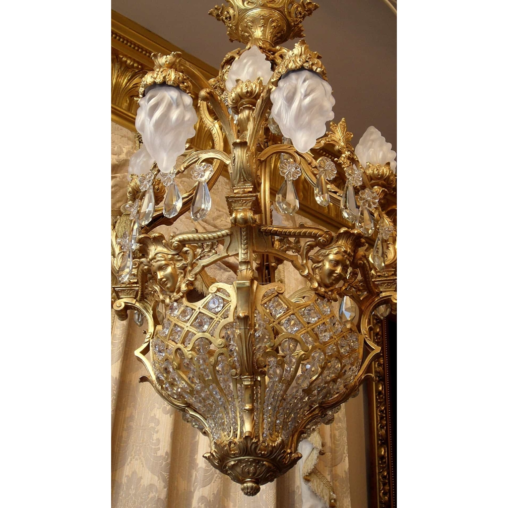Lustre en bronze doré, cristaux surmonté de 12 flammes de verre. Réf: 328 | Biron Lustre en bronze doré, cristaux surmonté de 12 flammes de verre. Réf: 328