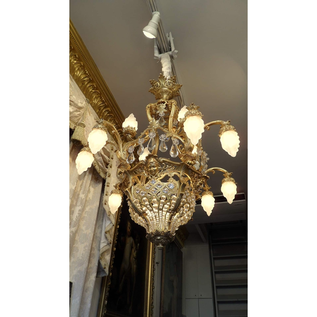 Lustre en bronze doré, cristaux surmonté de 12 flammes de verre. Réf: 328 | Biron Lustre en bronze doré, cristaux surmonté de 12 flammes de verre. Réf: 328