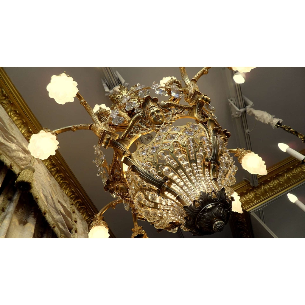 Lustre en bronze doré, cristaux surmonté de 12 flammes de verre. Réf: 328 | Biron Lustre en bronze doré, cristaux surmonté de 12 flammes de verre. Réf: 328
