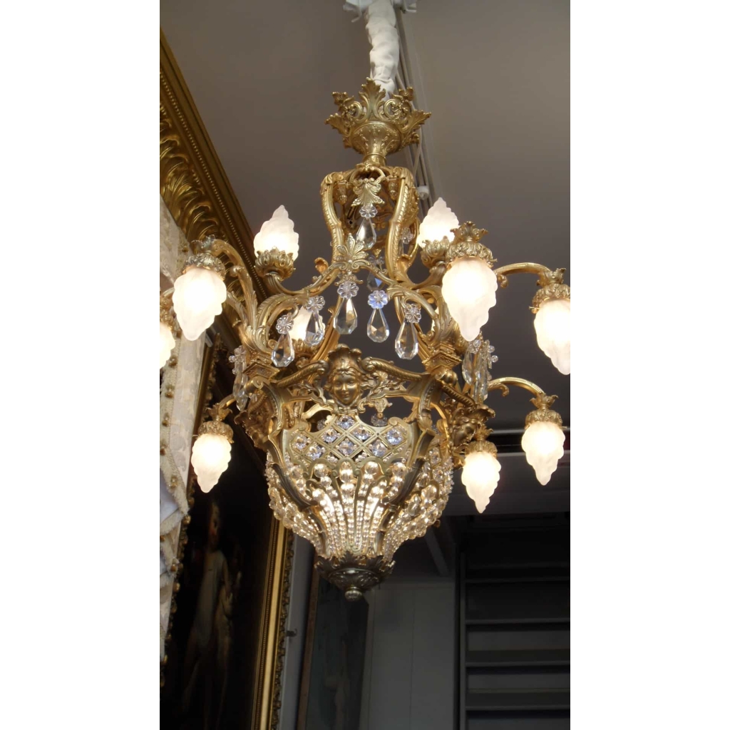 Lustre en bronze doré, cristaux surmonté de 12 flammes de verre. Réf: 328 | Biron Lustre en bronze doré, cristaux surmonté de 12 flammes de verre. Réf: 328