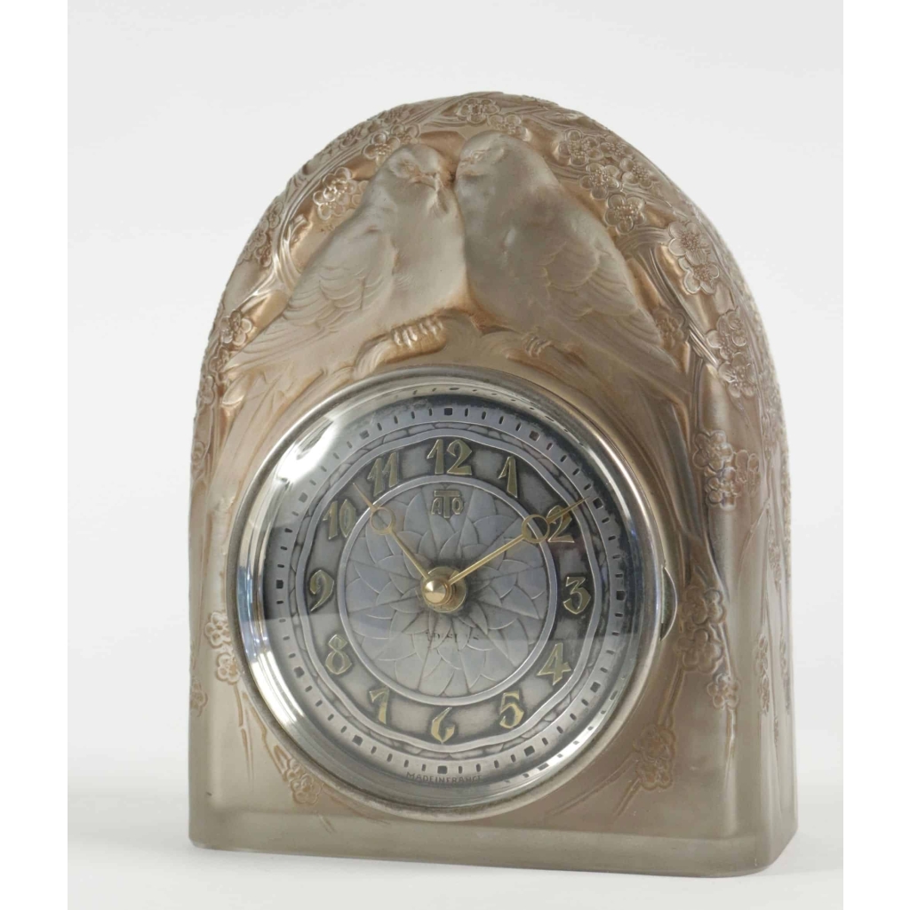 RENÉ LALIQUE (1860-1945) Pendule « Deux colombes » | Biron |||||||