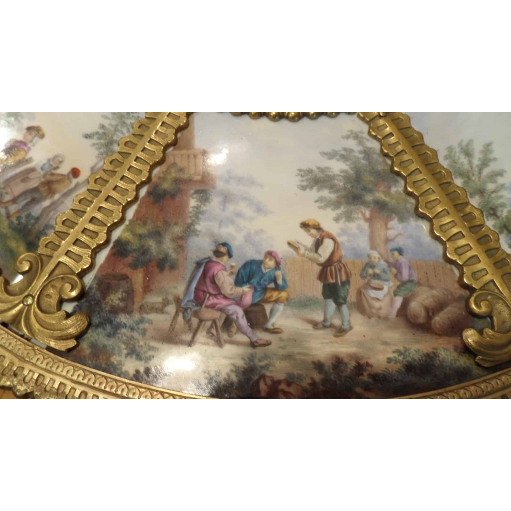 Guéridon en porcelaine, MEISSEN & KPM. Réf: 243 | Biron Guéridon en porcelaine, MEISSEN & KPM. Réf: 243