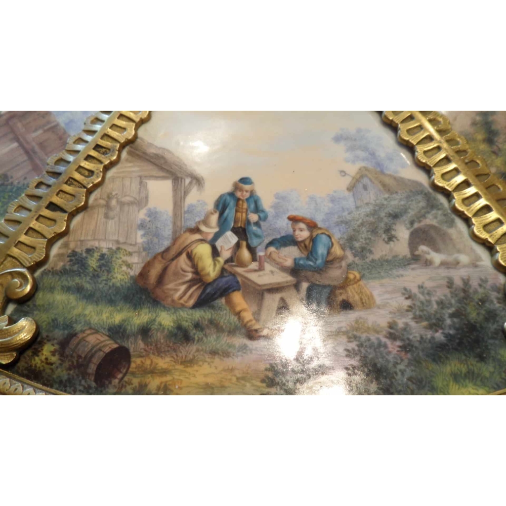 Guéridon en porcelaine, MEISSEN & KPM. Réf: 243 | Biron Guéridon en porcelaine, MEISSEN & KPM. Réf: 243