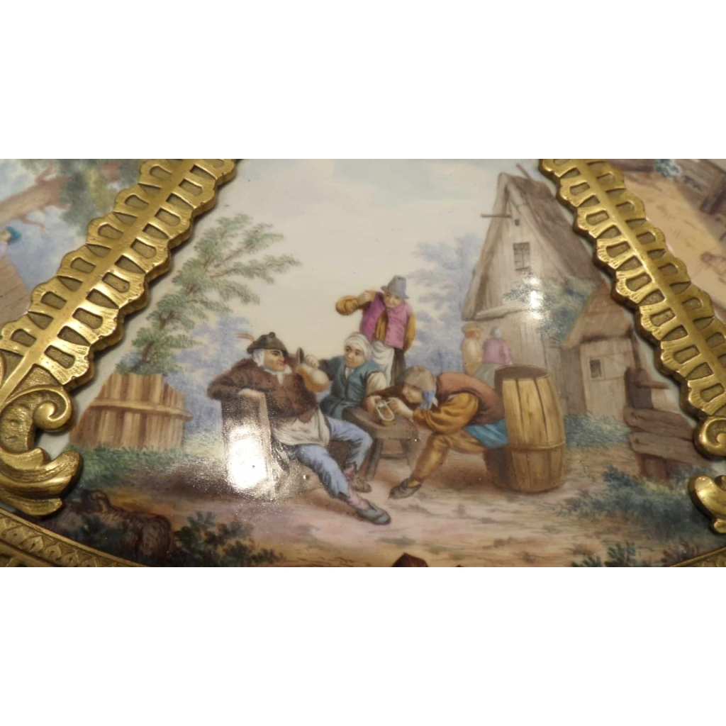 Guéridon en porcelaine, MEISSEN & KPM. Réf: 243 | Biron Guéridon en porcelaine, MEISSEN & KPM. Réf: 243