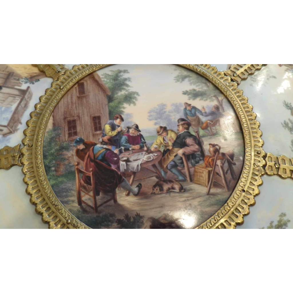 Guéridon en porcelaine, MEISSEN & KPM. Réf: 243 | Biron Guéridon en porcelaine, MEISSEN & KPM. Réf: 243