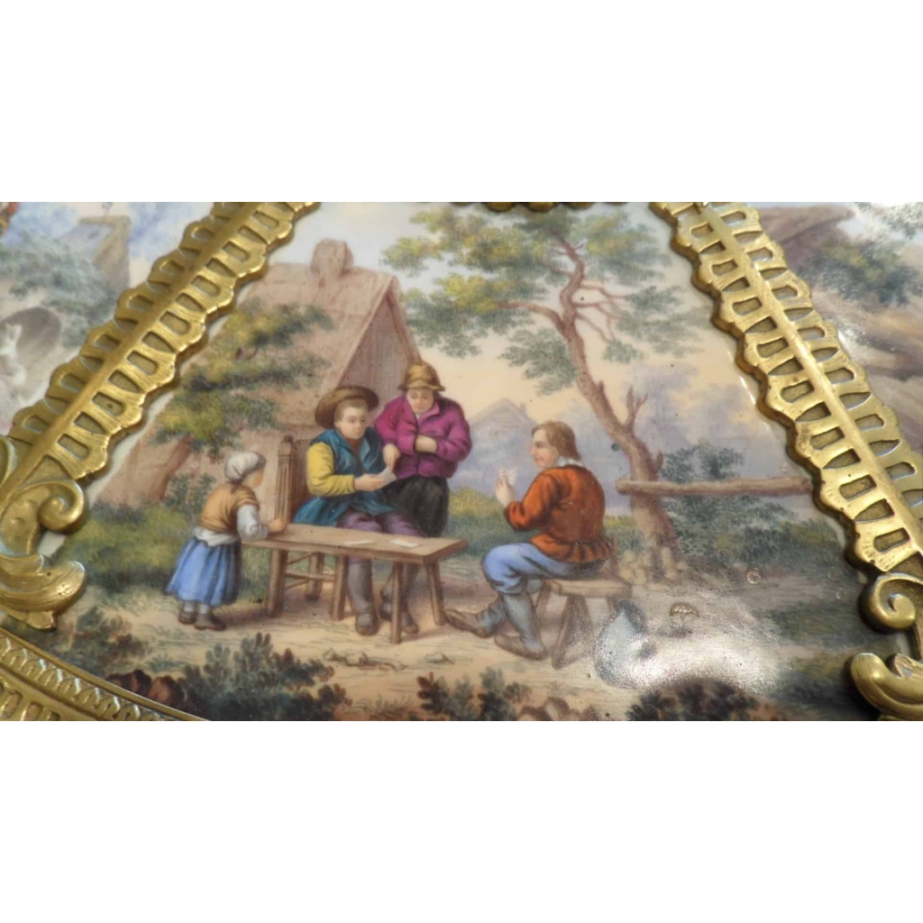 Guéridon en porcelaine, MEISSEN & KPM. Réf: 243 | Biron Guéridon en porcelaine, MEISSEN & KPM. Réf: 243