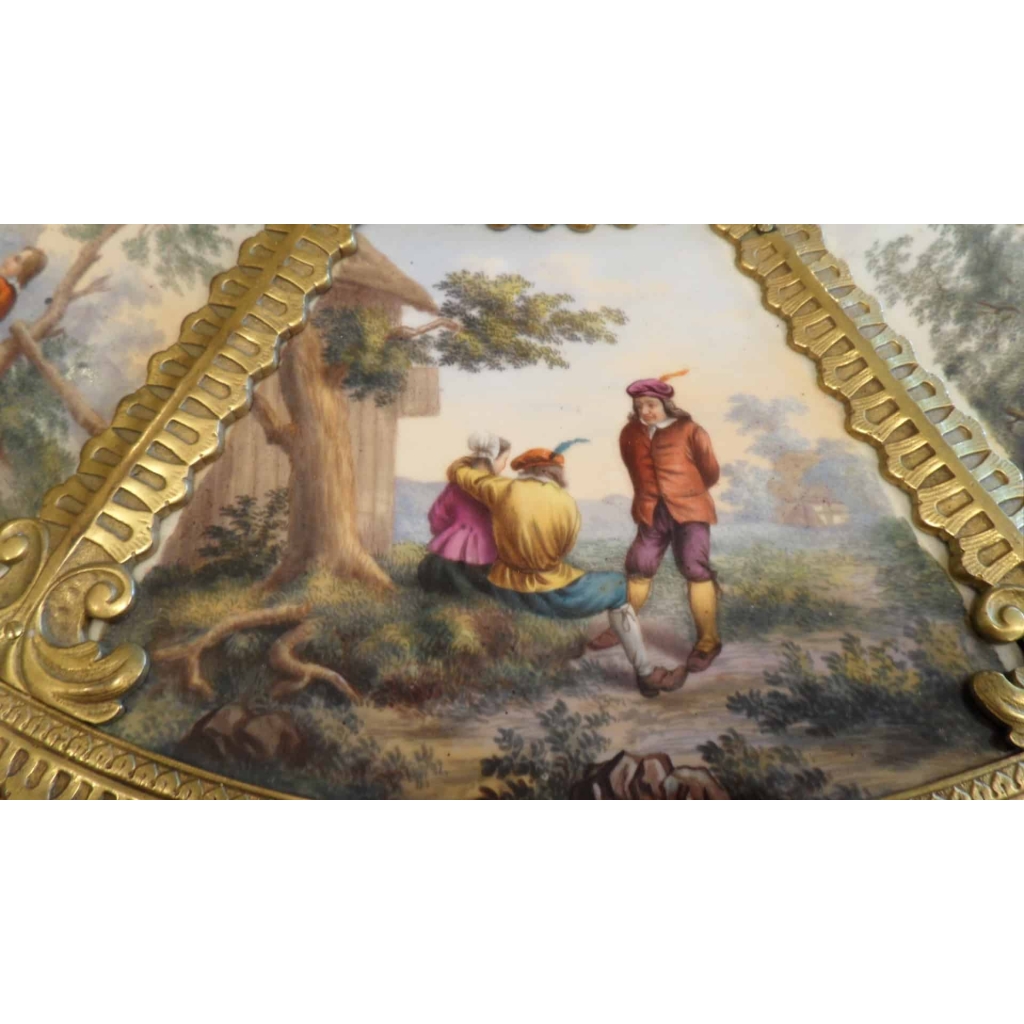 Guéridon en porcelaine, MEISSEN & KPM. Réf: 243 | Biron Guéridon en porcelaine, MEISSEN & KPM. Réf: 243